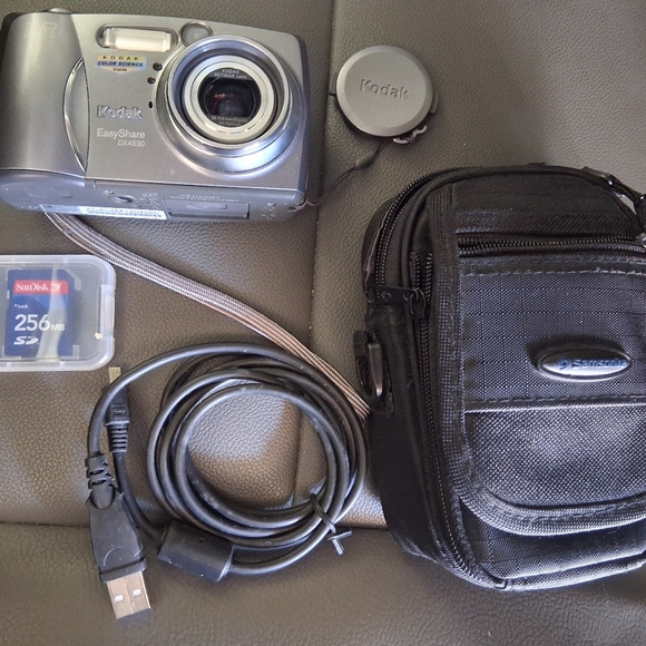 Kodak EasyShare DX4530 Silver Digital Camera Bundle